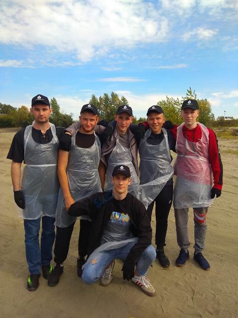 Студенты колледжа приняли участие в экологической акции по очистке берега реки Обь