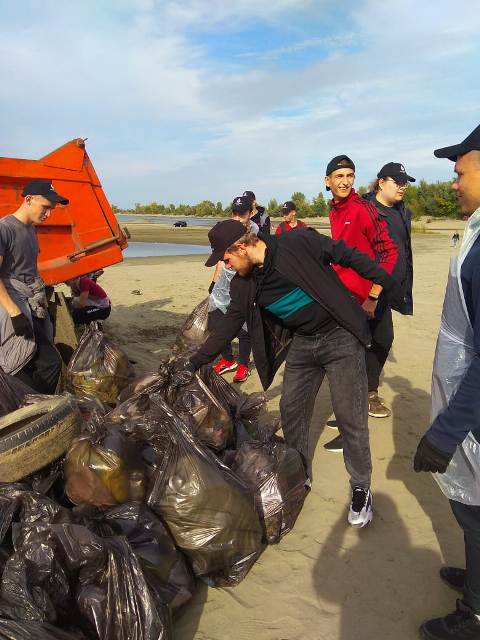 Студенты колледжа приняли участие в экологической акции по очистке берега реки Обь